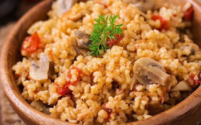 Bulgur gombával és csirkemellel